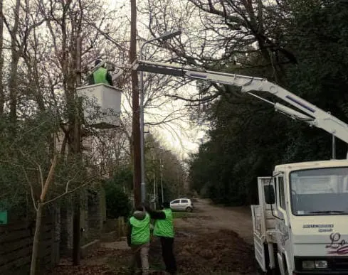 Instalación de luminarias LED en Barrio El Cruce