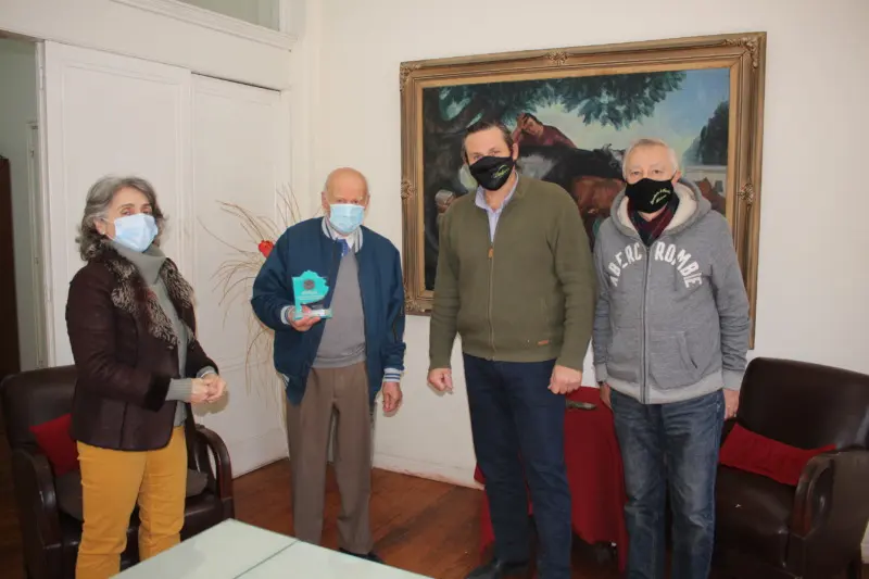 Juan Carlos Pirali recibió el premio que obtuvo en los Juegos Bonaerenses