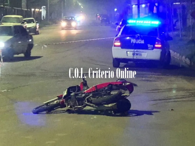 Choque entre auto y moto en la esquina de Espora y Colón de Dolores