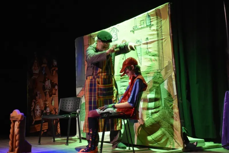 CON UN TEATRO LLENO SE PRESENTÓ LA OBRA INFANTIL “PINOCHO” EN CASTELLI 