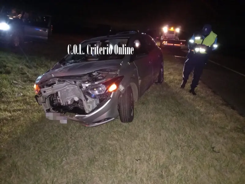 Perdió el control del auto y chocó contra un camión que continuó su marcha. Ilesos
