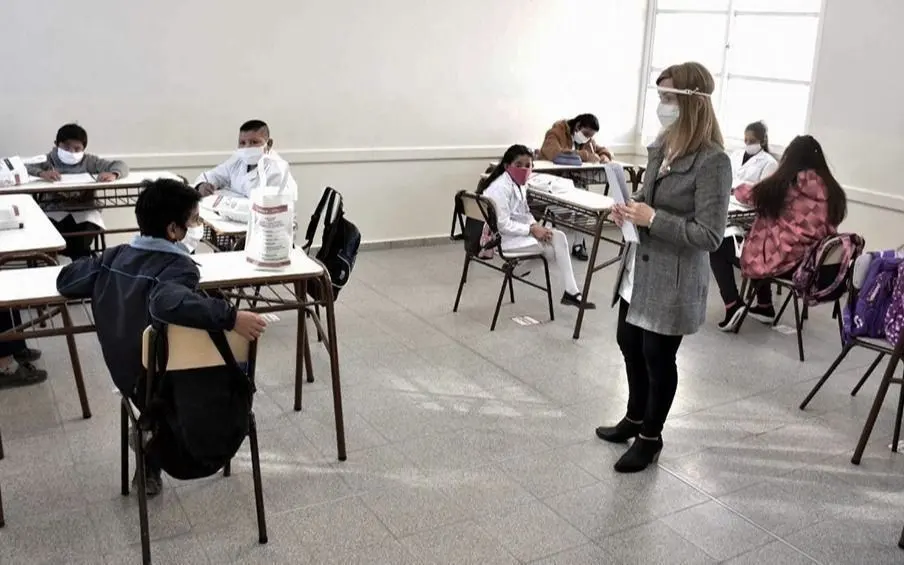 Los docentes bonaerenses con factores de riesgo que estén vacunados deberán regresar a las aulas el 9 de agosto