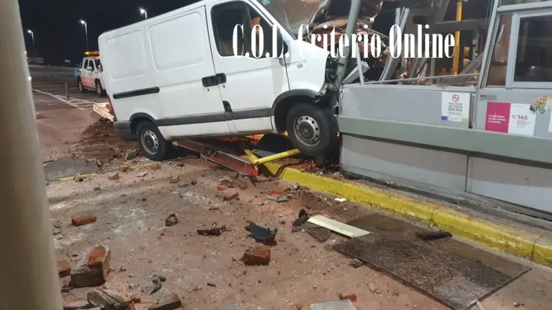 Impactante choque contra una cabina de peaje en Gral. Conesa: Un herido