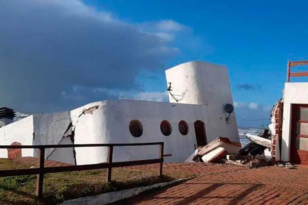 Fuerte crecida del mar provocó el derrumbe de una casa en Mar del Tuyú