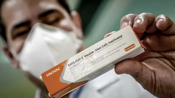 Coronavirus: investigan en Brasil unos 30.000 casos de personas que recibieron tres dosis de vacunas