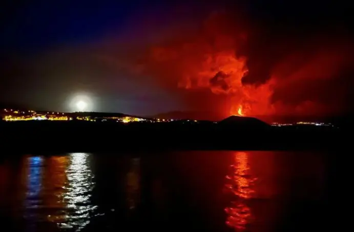 España: Se desmoronó el cono del volcán de La Palma y paralizaron las operaciones del aeropuerto local - Diario Criterio Online