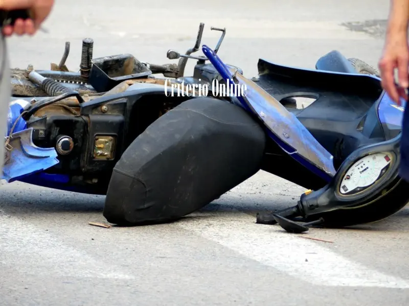 Dolores: Dos jóvenes trasladados al hospital tras chocar en su moto con una camioneta - Diario Criterio Online