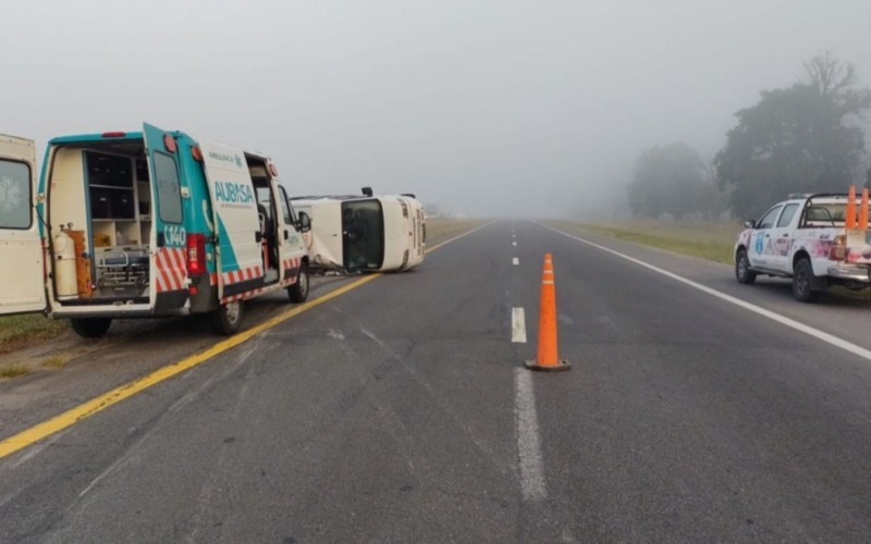 Otro accidente y milagro en la Ruta 2: volvían de la Costa y volcaron a ...