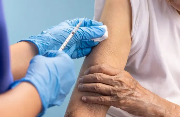 Coronavirus: suben levemente los contagios diagnosticados y ya está disponible el tercer refuerzo