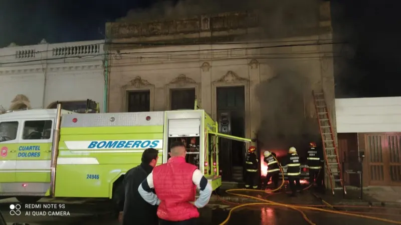 Dolores: Un auto se prendió fuego dentro del garage de una vivienda - Diario Criterio Online