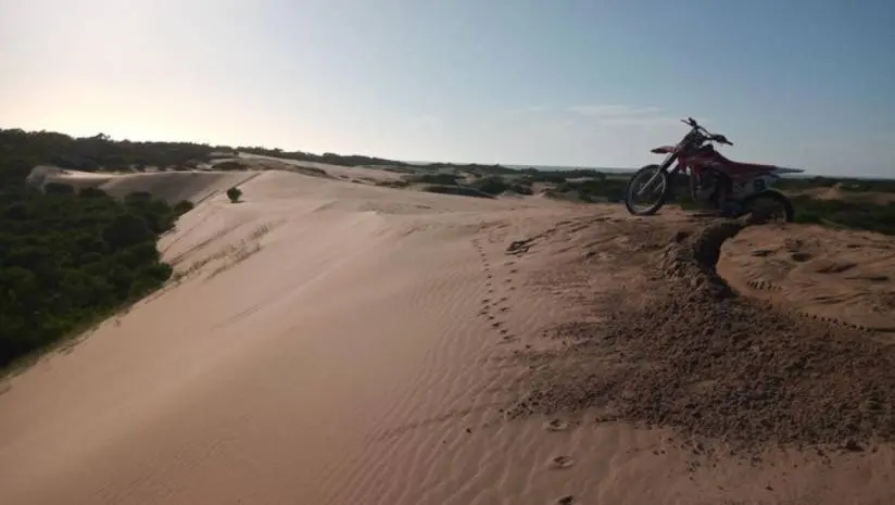 TRAGEDIA EN EL LIMITE ENTRE CARILÓ Y GESELL: Iba por los médanos, la moto lo aplastó y murió