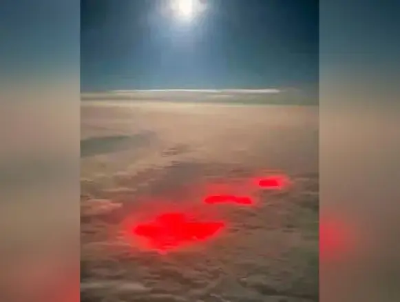 Un piloto captó un misterioso resplandor rojo sobre el océano Atlántico - Diario Criterio Online