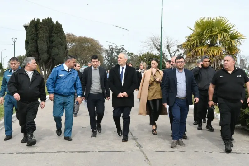 Alak recorrió las unidades de Batán y firmó convenio con Cooperativa para promover trabajo y educación