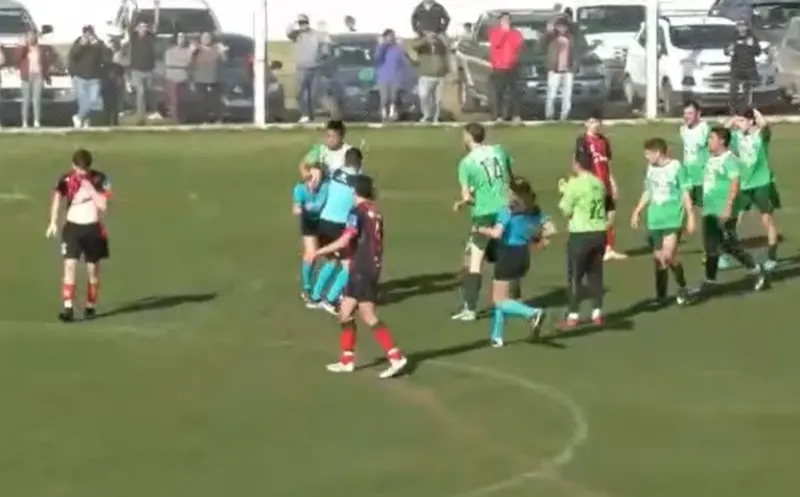 Video: detienen a jugador por un brutal golpe a una árbitra
