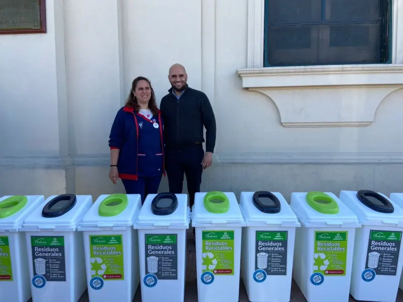 Medio Ambiente continúa entregando cestos en las Escuelas