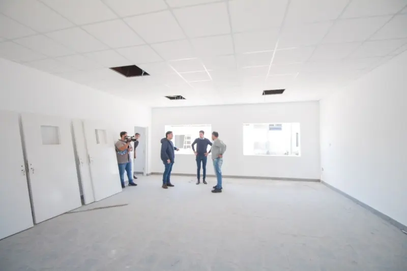 Cardozo supervisó los últimos detalles de construcción de tres aulas nuevas en la Escuela Primaria N° 9 de Mar de Ajó
