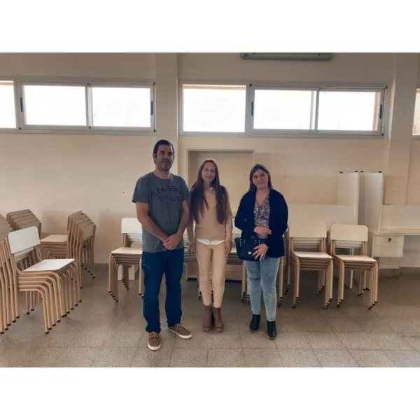 Juan Pablo García y Virginia Duhalde hicieron entrega de mobiliario para la escuela secundaria nro 1, Juan Vucetich
