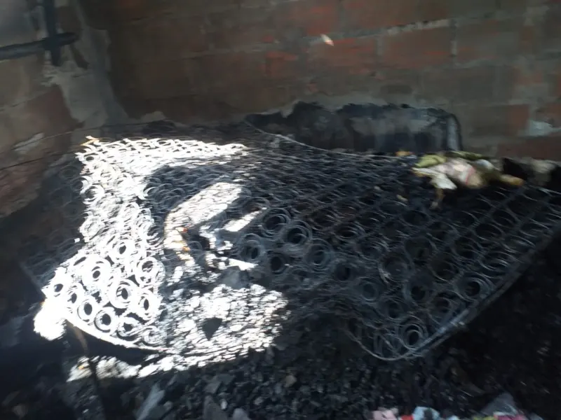 Así quedó la vivienda incendiada “intencionalmente” en Dolores: la familia continúa recibiendo amenazas
