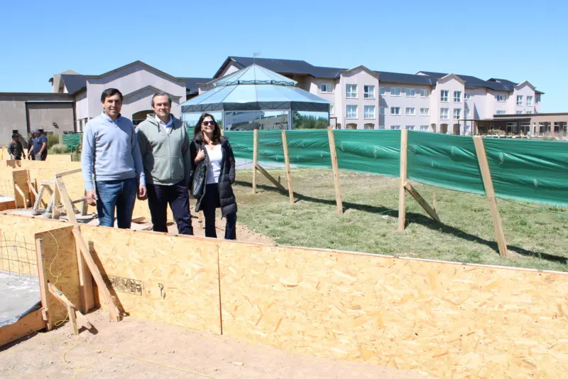 Etchevarren recorrió las obras privadas que se realizan en el Parque Termal Dolores