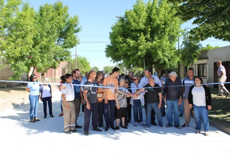 Con los vecinos Etchevarren inauguró pavimento