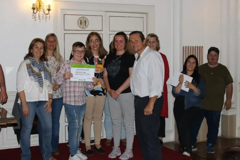 Entrega de certificados a los alumnos que participaron de Radio Municipal