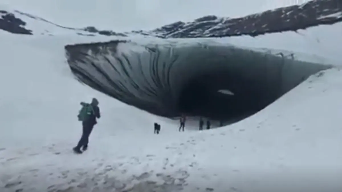 Ushuaia: Un turista murió aplastado por un trozo de hielo que se desprendió del techo de una cueva