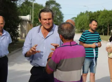 Con los vecinos Etchevarren inauguró pavimento - Diario Criterio Online