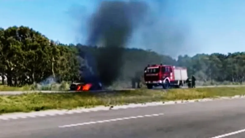 Se prendió fuego un auto en la ruta 11