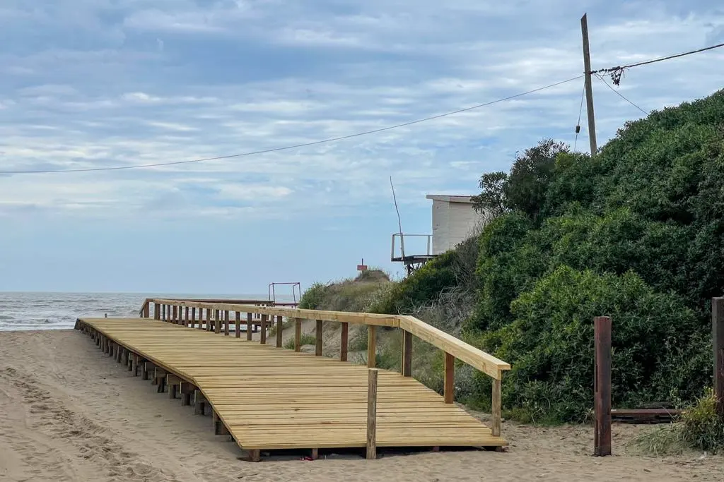 Avanzan los trabajos en 80 nuevas bajadas a playa en las localidades del Partido de La Costa