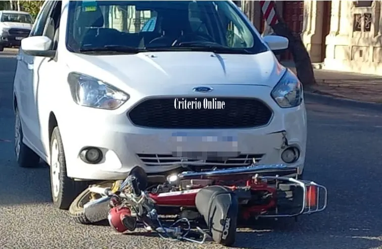 Dolores: una joven trasladada al hospital tras un choque