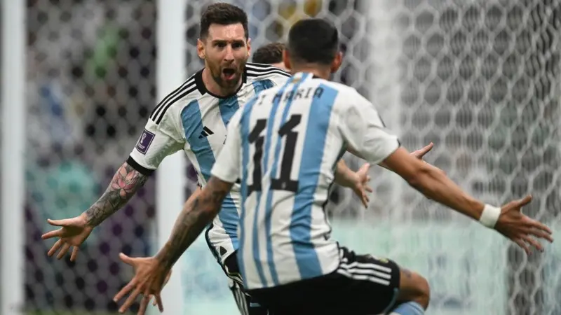 Argentina le ganó 2-0 a México y se pone en carrera en el Mundial