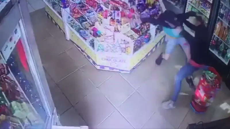 Dos jóvenes ingresaron a golpes de puño a un comercio de Dolores
