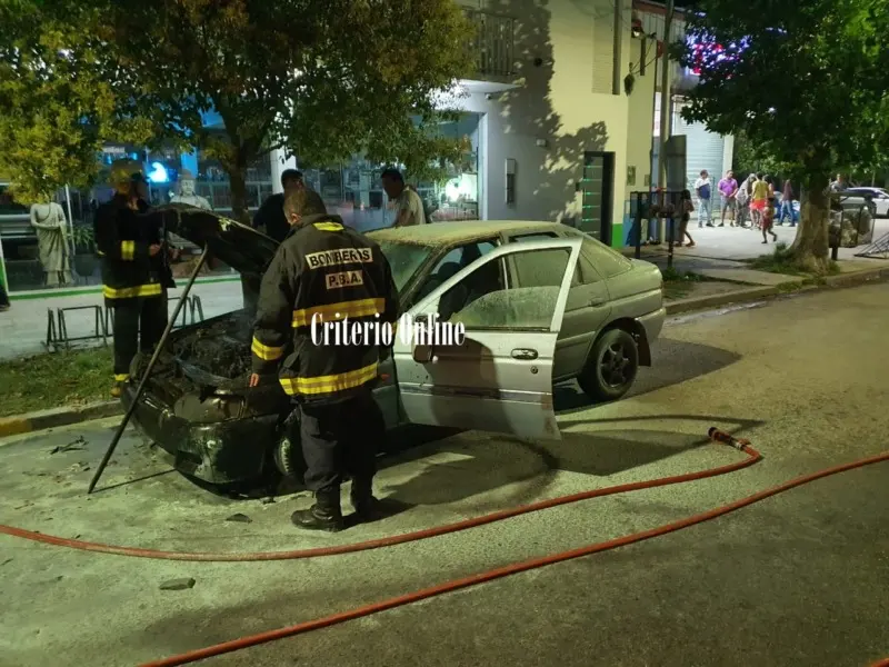 Dolores:  Incendio de un vehículo en la vía pública
