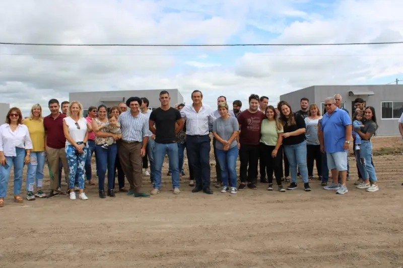 El Intendente entregó siete viviendas en el Barrio Favaloro - Diario Criterio Online