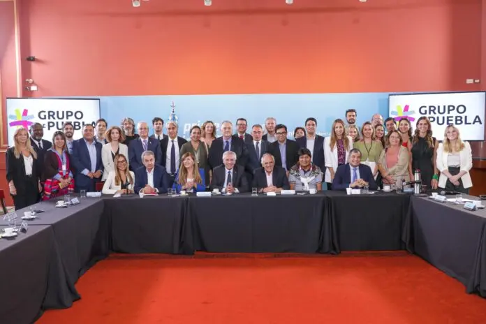 El Gobierno anunció la vuelta a la Unasur tras una reunión con el Grupo de Puebla - Diario Criterio Online