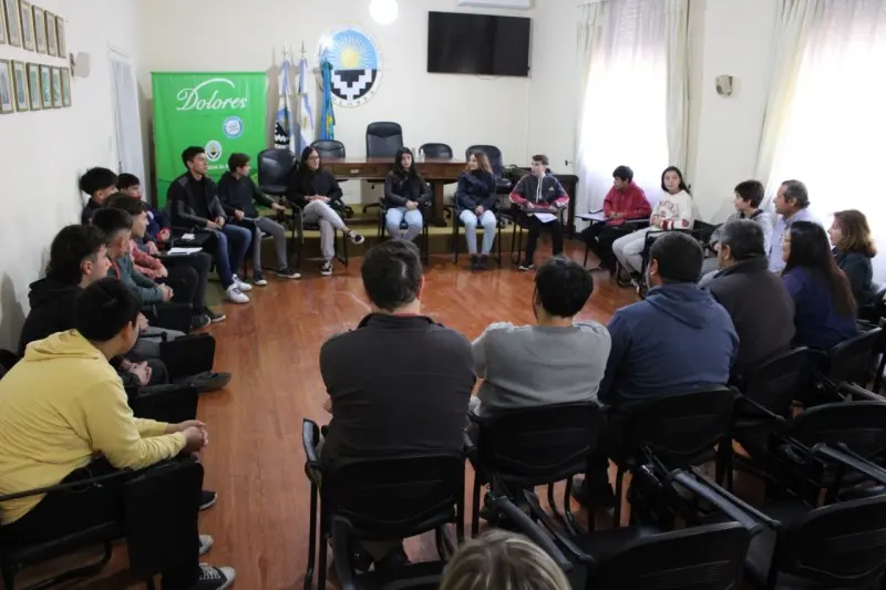 El Jefe Comunal recibió a alumnos que impulsan el proyecto “Recordando Malvinas” - Diario Criterio Online