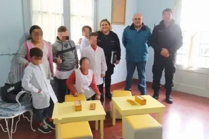 Desde la cárcel de Dolores donaron mesitas y puffs a una escuela primaria rural