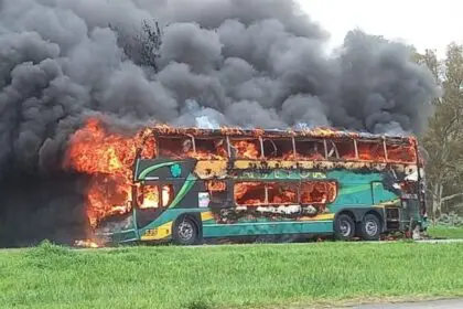 Un micro se incendió cuando circulaba por la ruta 2