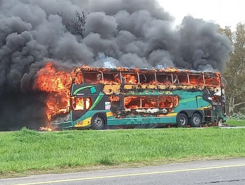 Un micro se incendió cuando circulaba por la ruta 2 - Diario Criterio Online