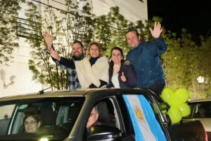 Con una gigantesca caravana Etchevarren cerró la campaña