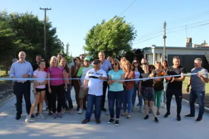 Etchevarren inauguró dos cuadras de pavimento