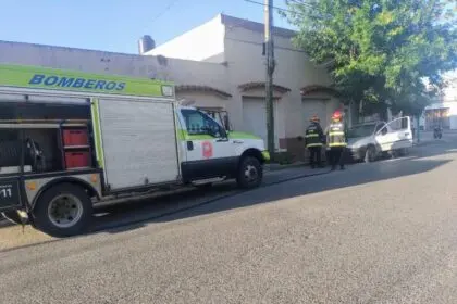 Principio de incendio vehicular rápidamente controlado