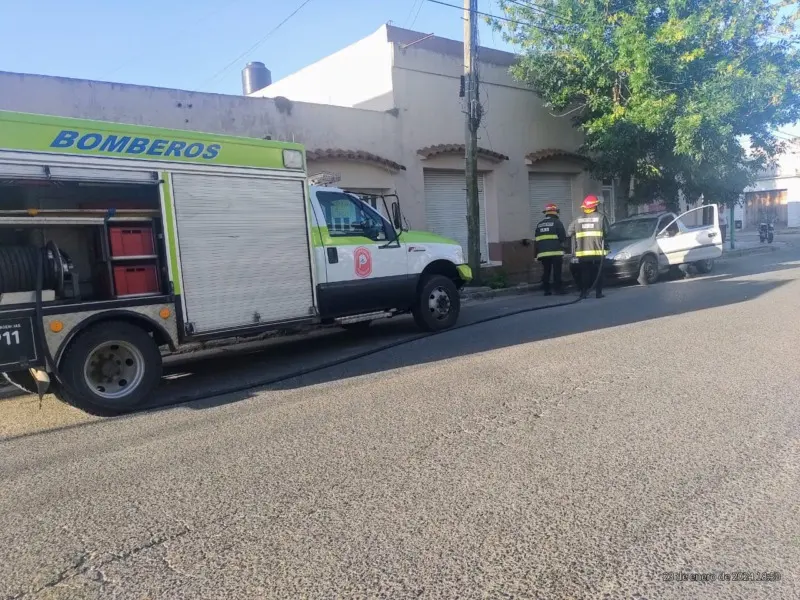 Principio de incendio vehicular rápidamente controlado - Diario Criterio Online