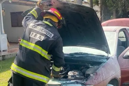 Controlan incendio de automóvil en la Ruta 63