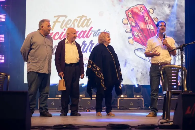 En la fiesta nacional de la guitarra se reconoció a susana repetto y juan carlos pirali, como hijos dilectos de Dolores - Diario Criterio Online