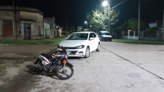 Accidente entre auto y moto en Rivadavia y Bassi de Dolores