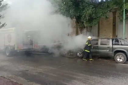 Dolores: Incendio de vehículo moviliza a Bomberos