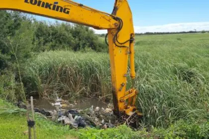 Continúan los trabajos de limpieza de desagües y bacheo