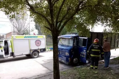 Bomberos de Dolores controlan principio de incendio en un camión