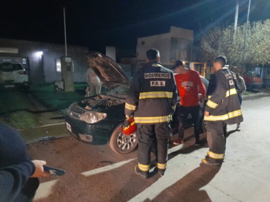 Principio de incendio en un vehículo Principio de incendio en un vehículo